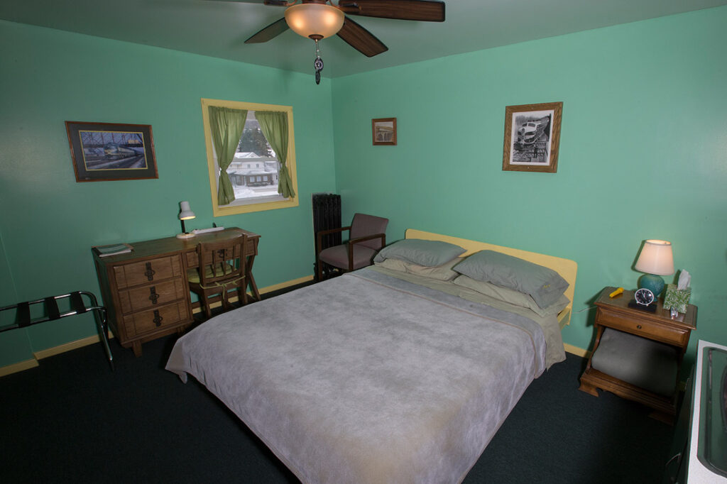 Erie-room-queen-bed-wide1